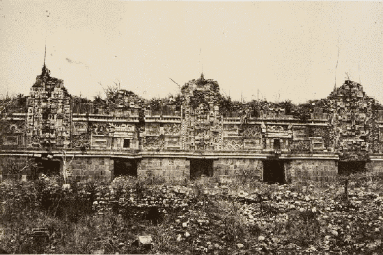 Palais Des Nonnes, à Uxmal, façade de l'aile Nord.