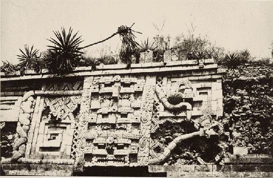 Palais Des Nonnes, à Uxmal; detail de la façade de la couleuvre.