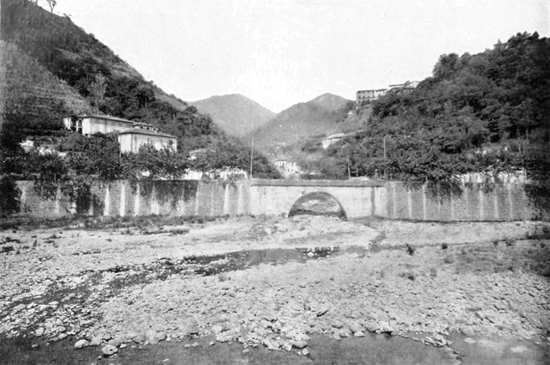 BAGNI DI LUCCA — TORRENTE LA LIMA COL PONTE CAMAJONE. (Fot. Brogi).