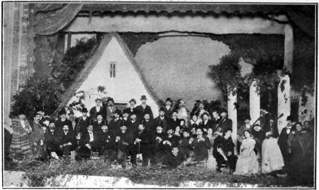 FÊTE EN L’HONNEUR DE BLASCO IBÁÑEZ A MADRID

Sur la scène figure la typique barraca de la Huerta valencienne. A
droite, quelques-unes des danseuses valenciennes qui concoururent à la
cérémonie. Au centre Blasco, ayant à sa droite Pérez Galdós. Dans le
groupe, le peintre Sorolla, le musicien Chapí, le sculpteur Benlliure,
les écrivains Mariano de Cavia, López Silva et autres.