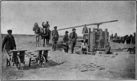 FABRICATION DE BRIQUES A LA MACHINE, POUR L’EDIFICATION
DE MAISONS DANS LA «COLONIA CERVANTES»